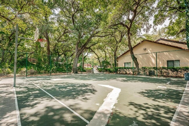 Building Photo - 2636 10th Ct