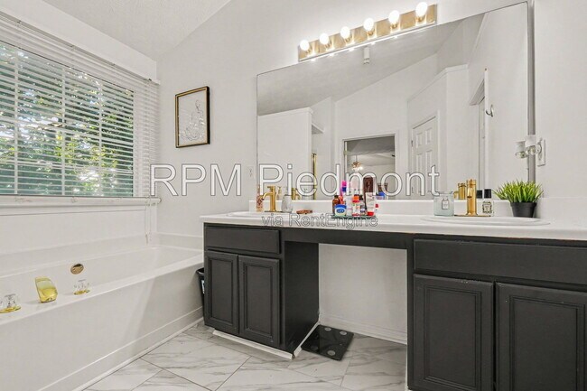 Building Photo - 550 Claudel Ct SW
