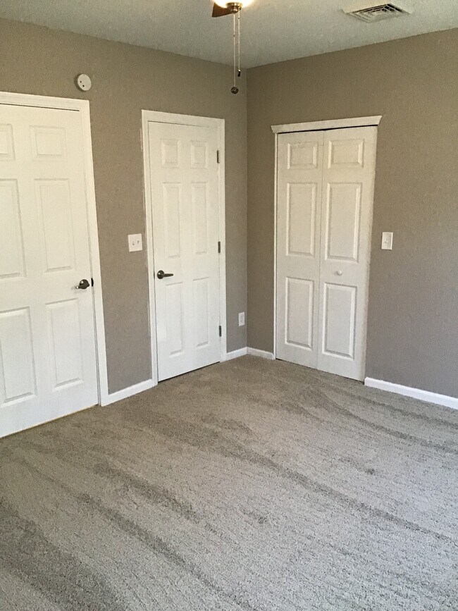 Building Photo - Upgraded 2 Bed/2 Bath plus Den HOME 1100 sq ft. Unit...A Must See!!!