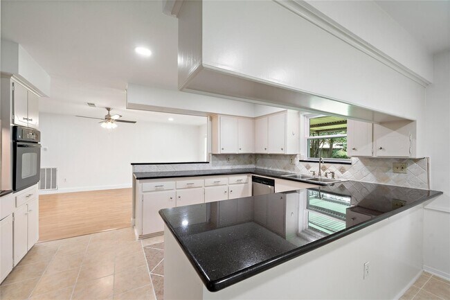 Building Photo - 6007 Claridge Dr