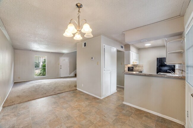 Building Photo - Charming 2-bedroom, 1.5 bath townhome in t...