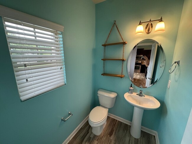 Building Photo - Bright & Spacious End Unit in Thompson Ridge