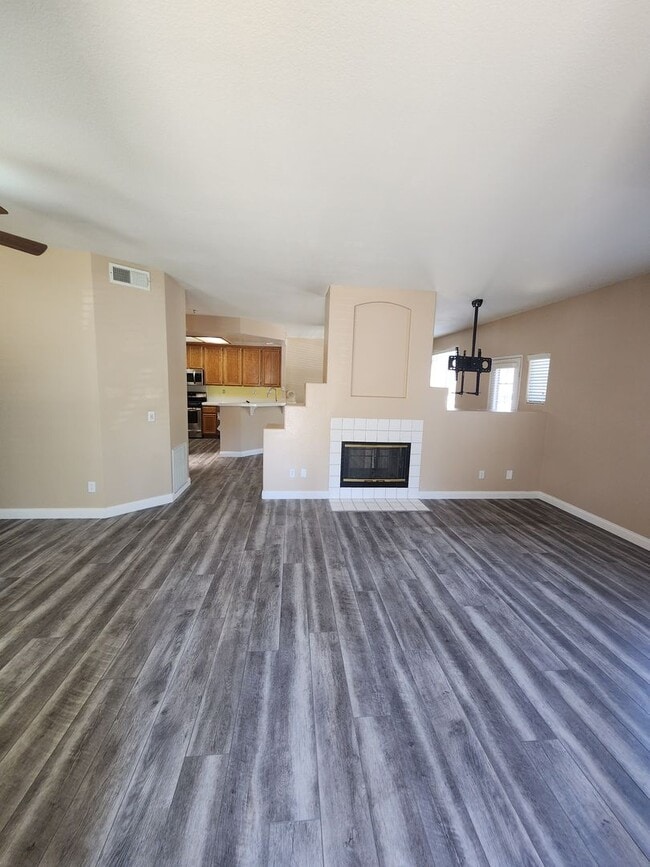 Building Photo - Gorgeous & Spacious 3Bd/2.5Ba, 1,679 SqFt, 2-story Condo - Central A/C & heat, Washer/Dryer - 2 C...
