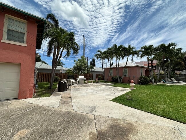 Building Photo - 227 Foresteria Dr