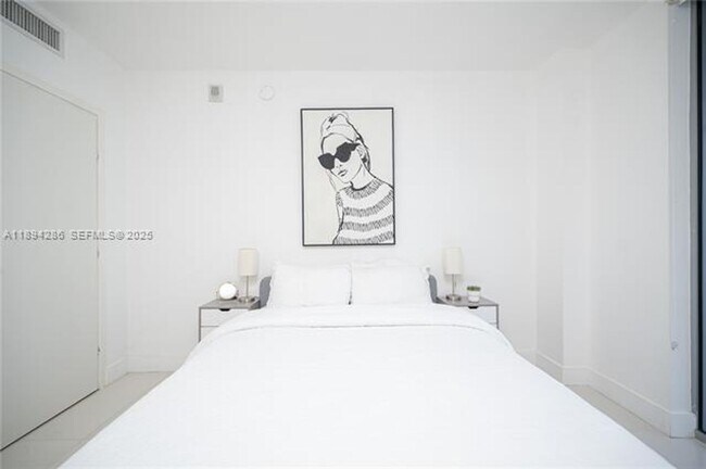 Building Photo - 1300 Brickell Bay Dr