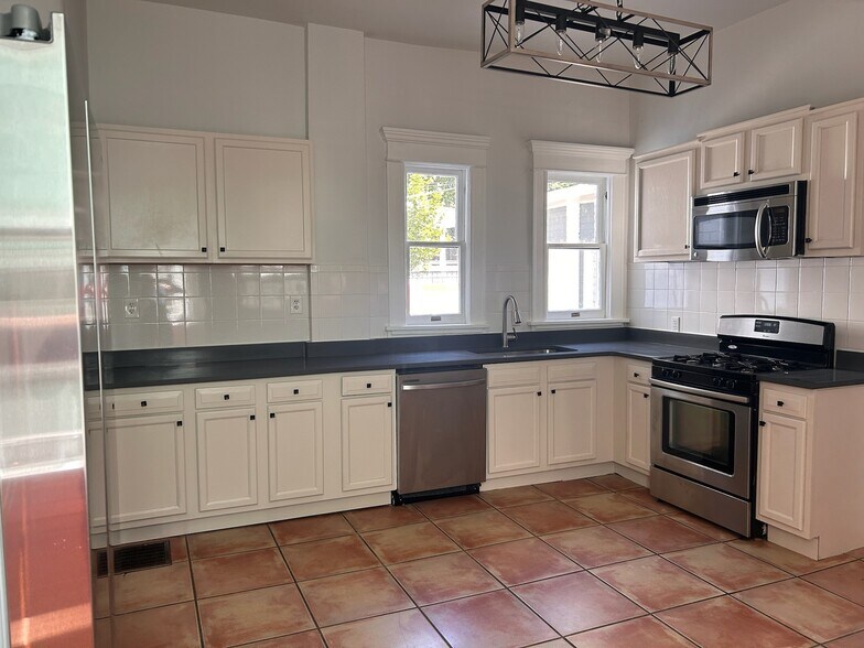 Building Photo - 1118 Colquitt Ave NE