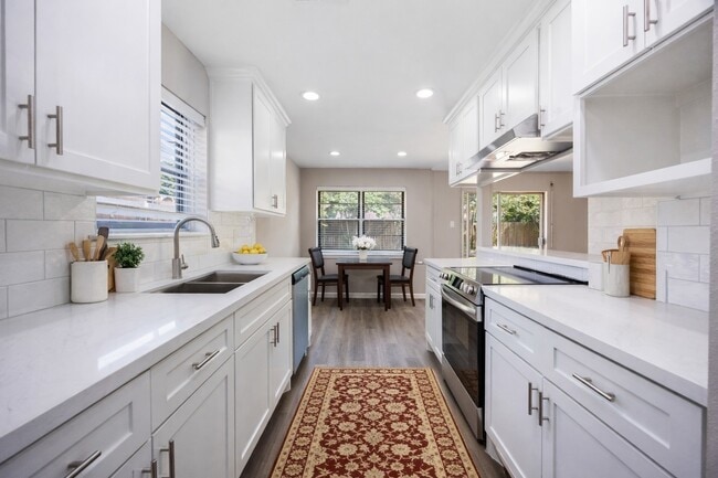 Building Photo - 8826 Tanager St