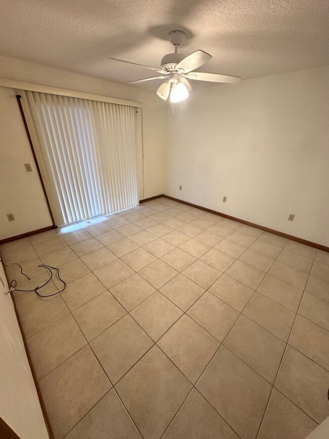 Building Photo - 3 Bedroom Townhome - New Pictures Coming Soon!!