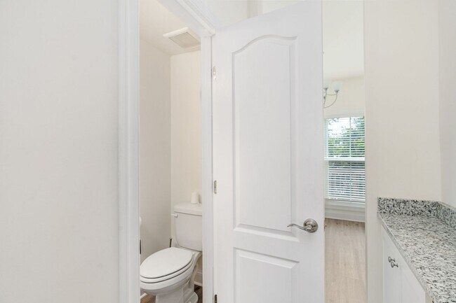 Building Photo - LIKE-NEW 3-LEVEL TOWNHOME IN FREDERICKSBURG