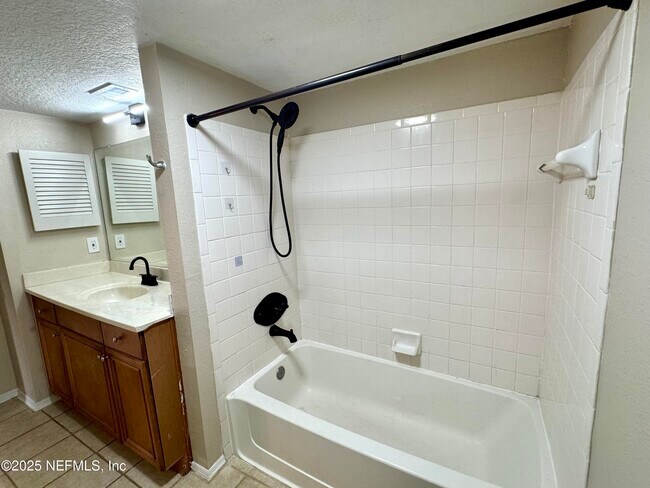 Building Photo - 11 Arbor Club Dr
