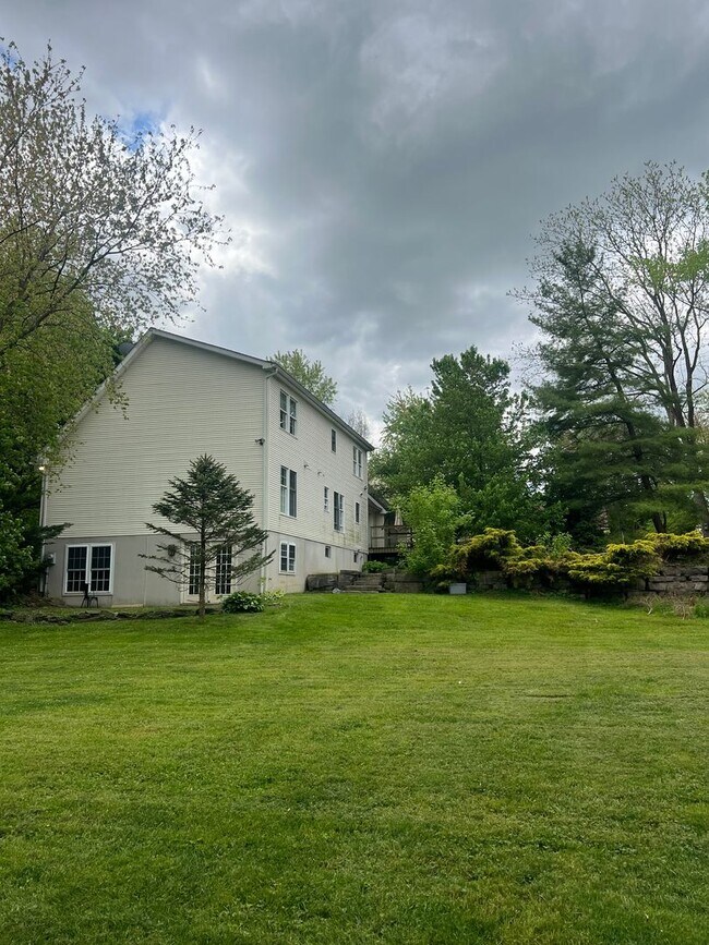 Building Photo - Stunning 3 Bedroom Home with Barn and Over 3 Acres!