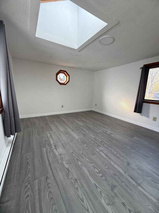 Building Photo - 74 Grove Beach Rd N