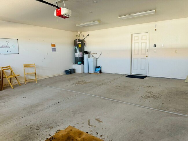 Building Photo - SHORT TERM RENTAL 3BD/2BA IN PRIVATE GATED...