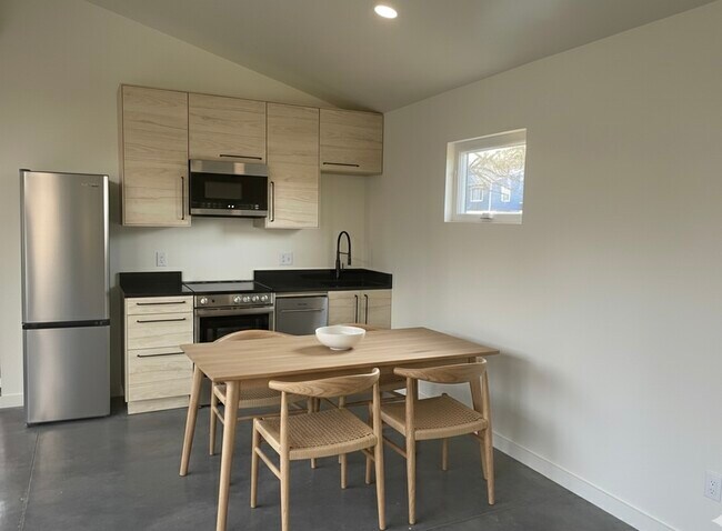 Building Photo - 1110 Waneetah Ave