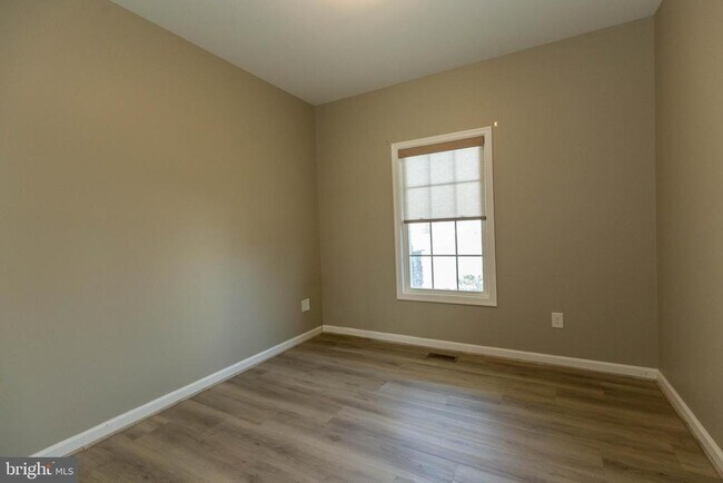 Building Photo - 438 Ives St