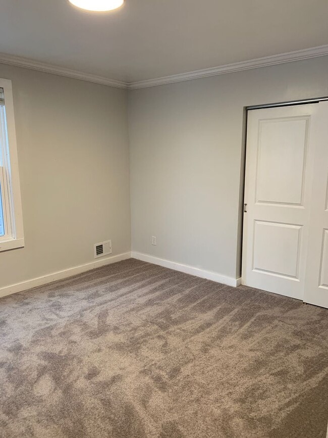 Building Photo - Gorgeous 3 Bedroom 1.5 bath with yard