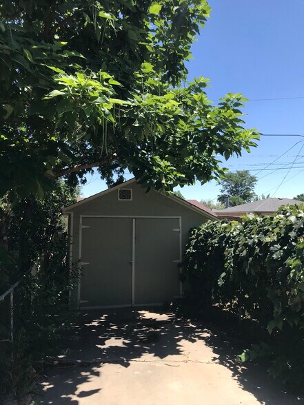 garage - 4970 Wyandot St