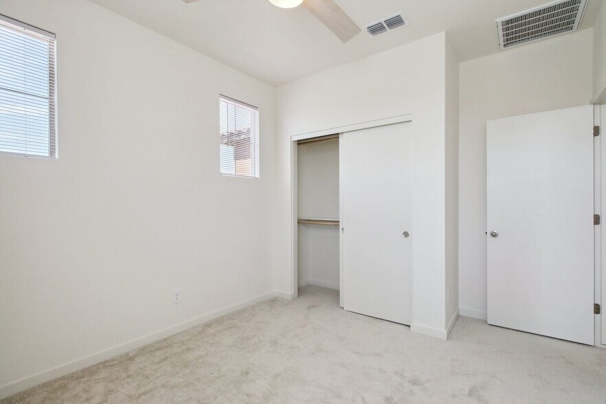 Building Photo - 21283 E Swan Dr