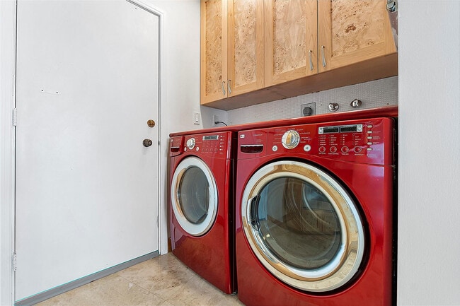 Building Photo - 3000 Holiday Dr