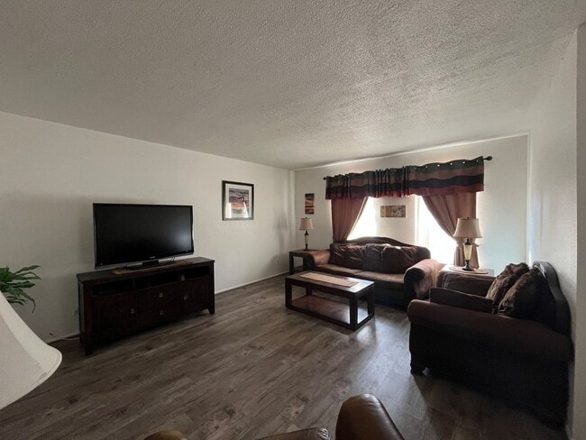 Building Photo - 3-bedroom 2 baths home