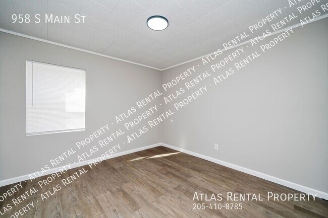 Building Photo - 958 S Main St