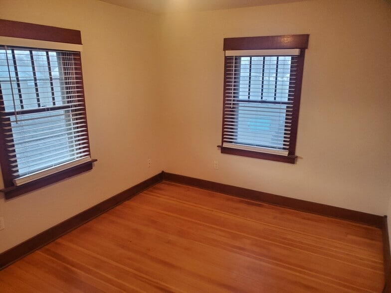 Building Photo - 115 N Oregon St