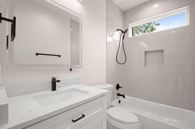 Building Photo - 5305 Ledesma Rd