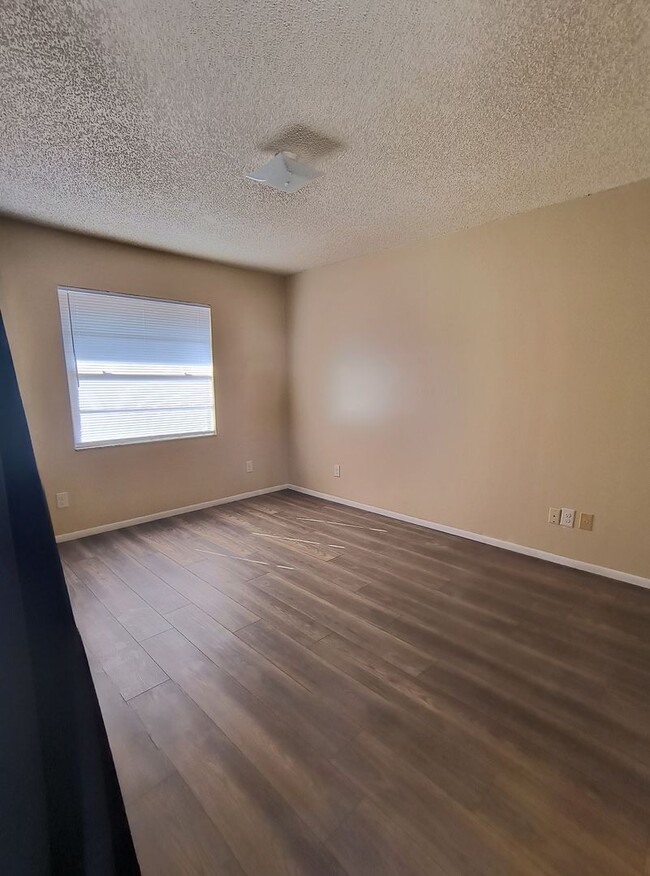 Building Photo - Spacious 3-Bedroom 2 Bathroom Apartment fo...