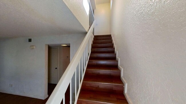 Building Photo - Charming 3 bedroom 2.5 bath Townhome in Co...