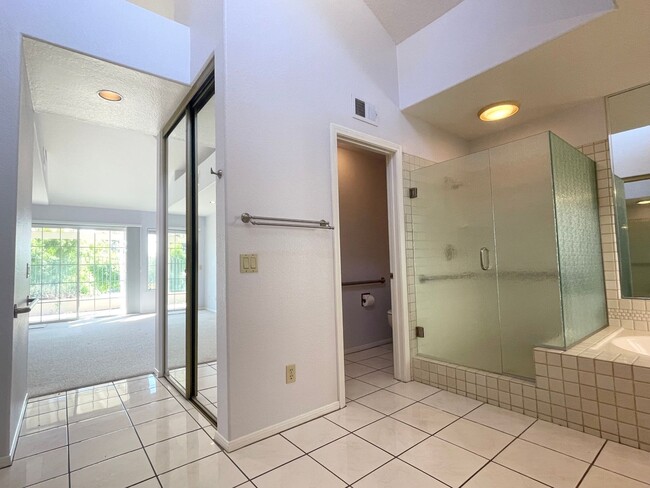 Building Photo - Beautiful Home in Gated Community of Los R...