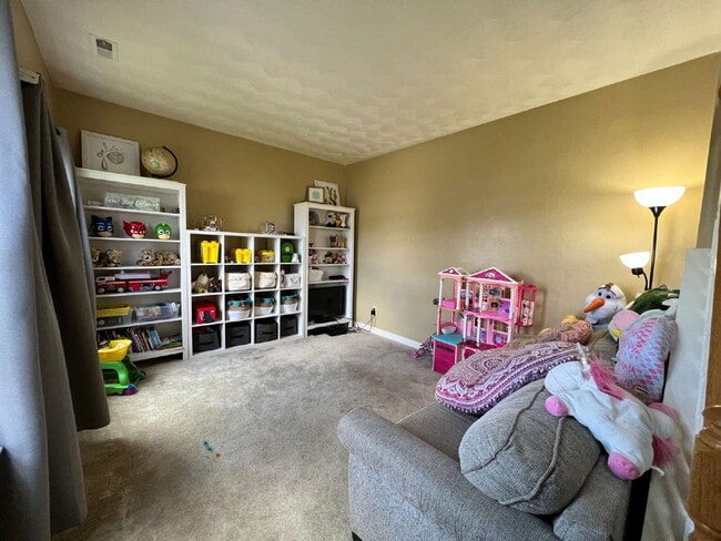 Building Photo - Spacious 4 bedroom home with POOL in sought after neighborhood and schools.
