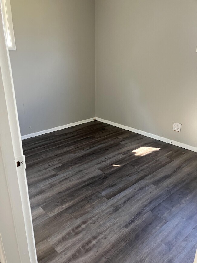 Building Photo - 4820 Bluebird Ave