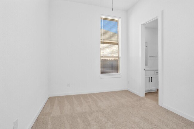 Building Photo - 256 Sky Top Dr