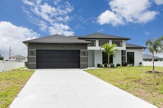 Building Photo - LARGE 4 BEDROOM-3 BATHROOM-2 CAR GARAGE-CA...