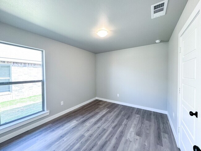 Building Photo - 3-Bedroom Home in West Lubbock!
