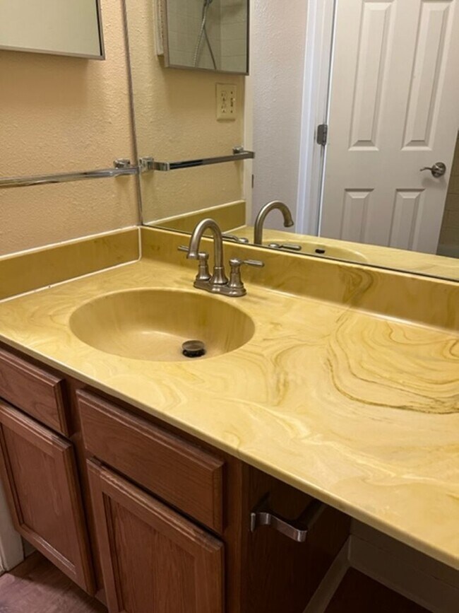 Building Photo - Two bedroom Condo on Westside!! 1 MONTH FREE
