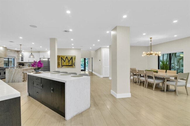 Building Photo - 319 S Riverside Dr