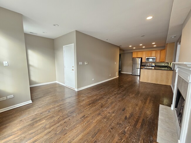 Building Photo - 1069 N Marshfield Ave