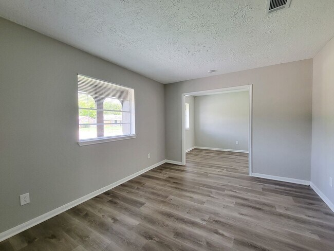 Building Photo - REMODELED 4 BEDROOM 2 BATH LEASE HOME IN HOUSTON