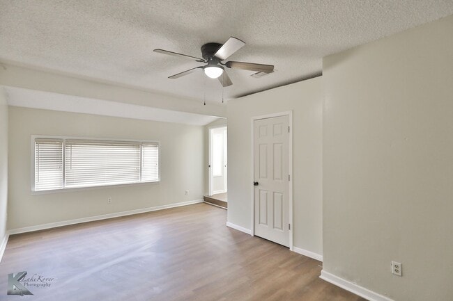 Building Photo - 3 bedroom FULL RENOVATED in 2023! ALL APPLIANCES provided!