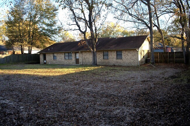 Building Photo - 421 Brigadoon St