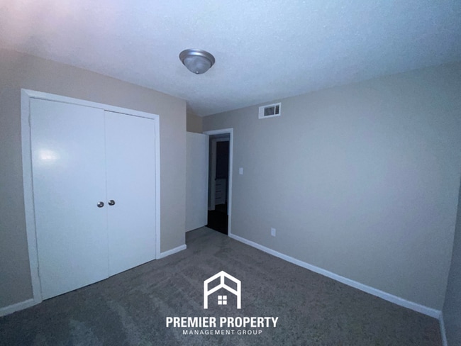 Building Photo - 3 Bedroom Home for Rent in Memphis, TN | Brick Fireplace & Fenced Backyard