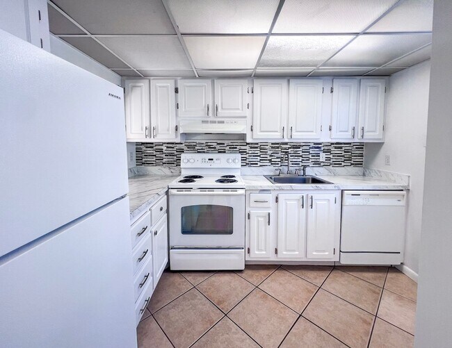 Building Photo - 1 bed/1 bath condo in Sparrow - Available Mid-August!