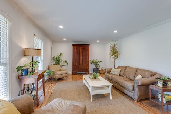 Building Photo - Stunner in North Columbia