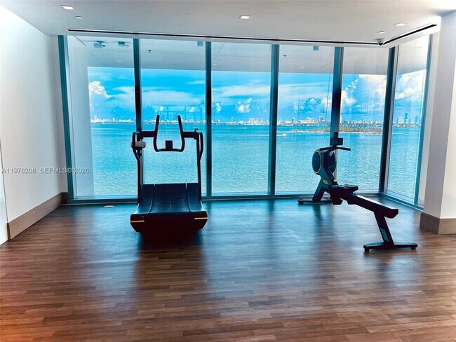 Building Photo - 700 NE 26th Terrace