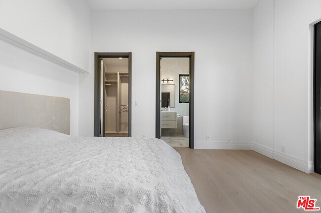 Building Photo - 6380 Meadows Ct