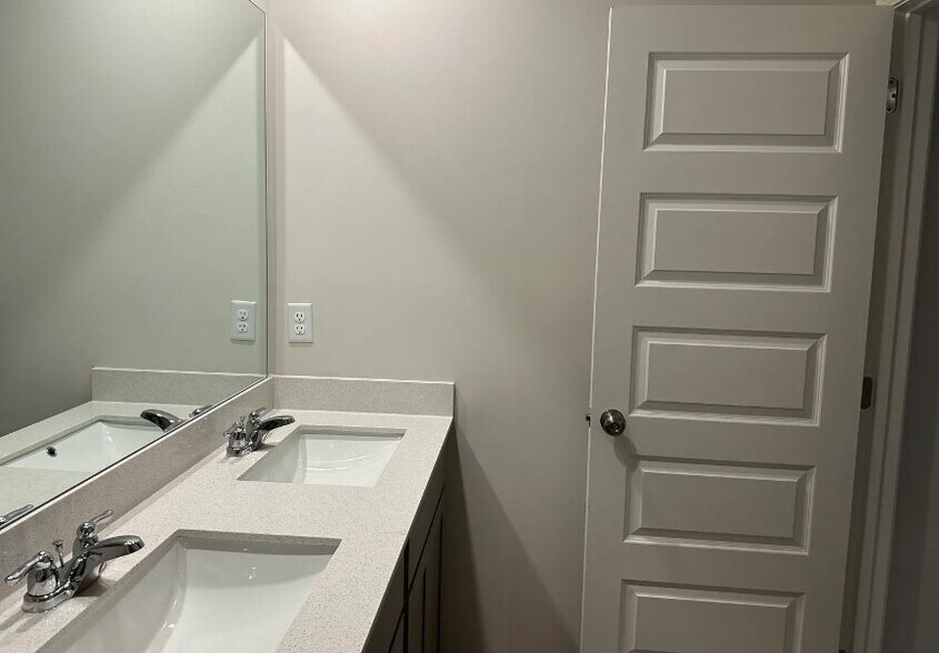 Building Photo - 3015 Seguaro Ln