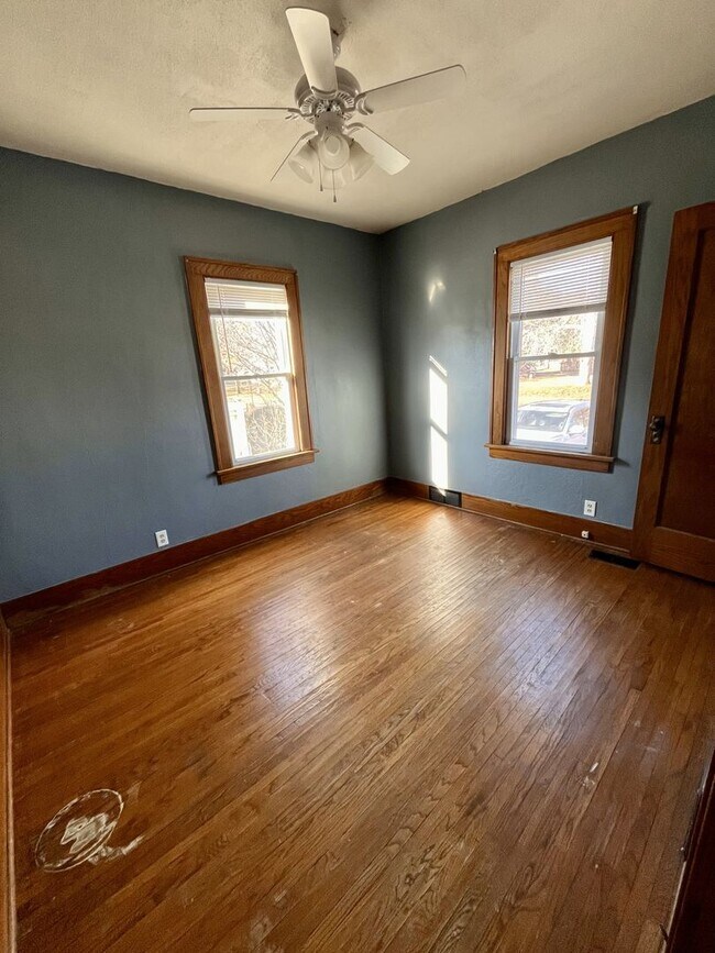 Building Photo - Main St. in Cedar Falls-2bd/1ba House