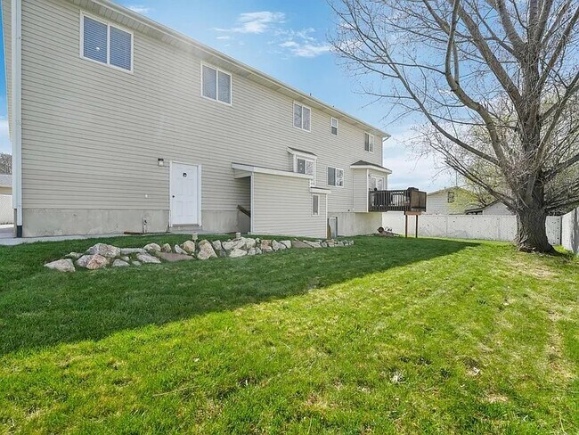 Building Photo - 649 E Cedar Holw Rd