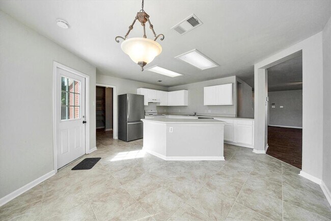 Building Photo - 1701 Balsam Way